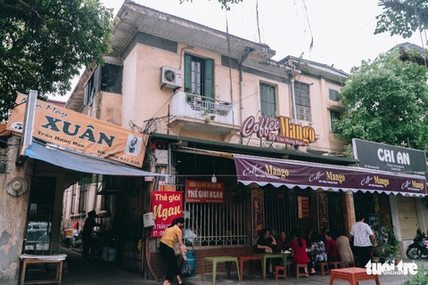 Một số biệt thự cũ trong 600 căn Hà Nội chủ trương bán: Mặt tiền đẹp, bên trong nhếch nhác - Ảnh 1. Một số biệt thự cũ trong 600 căn Hà Nội chủ trương bán: Mặt tiền đẹp, bên trong nhếch nhác - Ảnh 1.