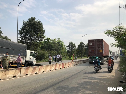 Đang chạy, xe tải cắm đầu xuống hố tử thần sâu hơn 2m - Ảnh 4. Đang chạy, xe tải cắm đầu xuống hố tử thần sâu hơn 2m - Ảnh 4.