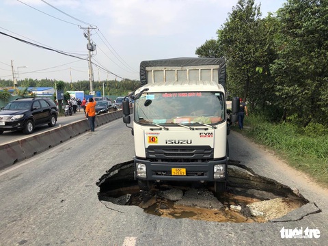 Đang chạy, xe tải cắm đầu xuống hố tử thần sâu hơn 2m - Ảnh 2. Đang chạy, xe tải cắm đầu xuống hố tử thần sâu hơn 2m - Ảnh 2.