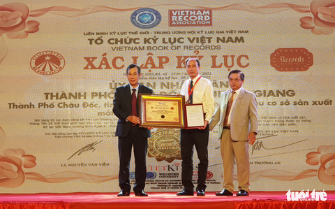 Châu Đốc lập kỷ lục địa phương có nhiều cơ sở làm mắm Nam Bộ nhất Việt Nam - Ảnh 1. Châu Đốc lập kỷ lục địa phương có nhiều cơ sở làm mắm Nam Bộ nhất Việt Nam - Ảnh 1.