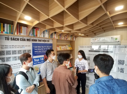 Ra mắt thư viện số thông minh tại phố đi bộ Nguyễn Huệ - Ảnh 1. Ra mắt thư viện số thông minh tại phố đi bộ Nguyễn Huệ - Ảnh 1.