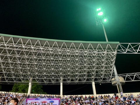 Đèn chiếu sáng trên sân Việt Trì bị tắt có ảnh hưởng đến SEA Games 31? - Ảnh 1. Đèn chiếu sáng trên sân Việt Trì bị tắt có ảnh hưởng đến SEA Games 31? - Ảnh 1.