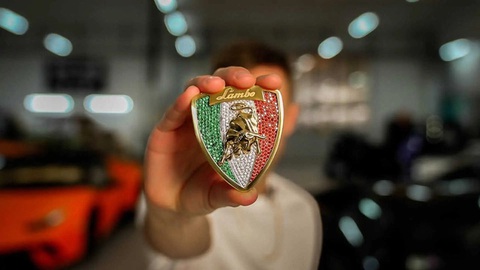 Dân chơi tự chế tác logo Lamborghini Urus kim cương trị giá gần 1 tỉ đồng - Ảnh 1. Dân chơi tự chế tác logo Lamborghini Urus kim cương trị giá gần 1 tỉ đồng - Ảnh 1.