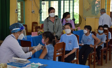 Hàng ngàn trẻ em 5 đến dưới 12 tuổi ở miền Tây được tiêm ngừa COVID-19 - Ảnh 2. Hàng ngàn trẻ em 5 đến dưới 12 tuổi ở miền Tây được tiêm ngừa COVID-19 - Ảnh 2.