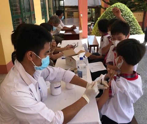 Hàng ngàn trẻ em 5 đến dưới 12 tuổi ở miền Tây được tiêm ngừa COVID-19 - Ảnh 1. Hàng ngàn trẻ em 5 đến dưới 12 tuổi ở miền Tây được tiêm ngừa COVID-19 - Ảnh 1.