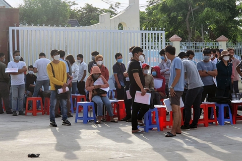 Bình Phước: Hàng trăm người chen lấn, ngã lăn quay khi xếp hàng làm sổ đỏ - Ảnh 2. Bình Phước: Hàng trăm người chen lấn, ngã lăn quay khi xếp hàng làm sổ đỏ - Ảnh 2.