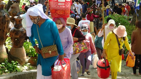 Hàng ngàn người dự khai hội Tháp Bà Ponagar sau 2 năm tạm ngưng - Ảnh 1. Hàng ngàn người dự khai hội Tháp Bà Ponagar sau 2 năm tạm ngưng - Ảnh 1.