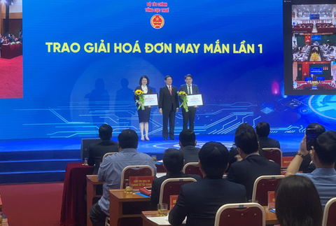 Ba người mua hàng may mắn trúng số hóa đơn điện tử, mỗi người 50 triệu - Ảnh 1. Ba người mua hàng may mắn trúng số hóa đơn điện tử, mỗi người 50 triệu - Ảnh 1.