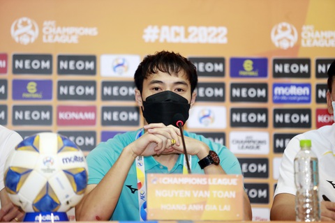 HLV Kiatisak: Cầu thủ Việt muốn ra nước ngoài cần đá tốt ở AFC Champions League - Ảnh 2. HLV Kiatisak: Cầu thủ Việt muốn ra nước ngoài cần đá tốt ở AFC Champions League - Ảnh 2.