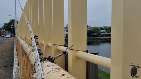 Sẽ xem xét trách nhiệm chủ đầu tư vụ biến lan cầu thành ‘hàng rào nhà tù’ - Ảnh 1. Sẽ xem xét trách nhiệm chủ đầu tư vụ biến lan cầu thành ‘hàng rào nhà tù’ - Ảnh 1.