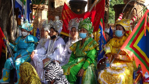 Hàng ngàn người dự khai hội Tháp Bà Ponagar sau 2 năm tạm ngưng - Ảnh 4. Hàng ngàn người dự khai hội Tháp Bà Ponagar sau 2 năm tạm ngưng - Ảnh 4.