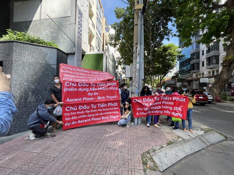 Người mua căn hộ dự án Ascent Plaza treo băng rôn đòi quyền lợi - Ảnh 1. Người mua căn hộ dự án Ascent Plaza treo băng rôn đòi quyền lợi - Ảnh 1.