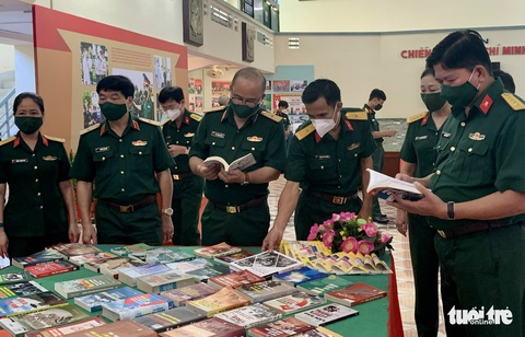 Rưng rưng cảm xúc qua triển lãm Sức mạnh quân dân - Ảnh 3. Rưng rưng cảm xúc qua triển lãm Sức mạnh quân dân - Ảnh 3.