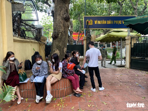 Người dân đổ xô đi làm hộ chiếu - Ảnh 4. Người dân đổ xô đi làm hộ chiếu - Ảnh 4.