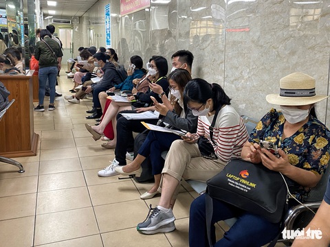 Người dân đổ xô đi làm hộ chiếu - Ảnh 3. Người dân đổ xô đi làm hộ chiếu - Ảnh 3.