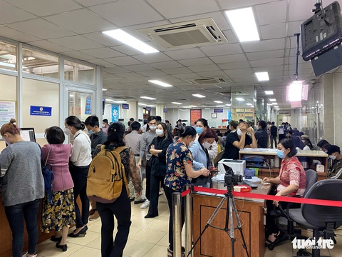 Người dân đổ xô đi làm hộ chiếu - Ảnh 1. Người dân đổ xô đi làm hộ chiếu - Ảnh 1.
