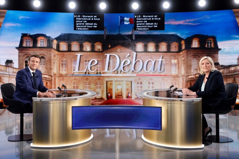 Le Parisien: Macron tấn công, Le Pen phòng thủ - Ảnh 1. Le Parisien: Macron tấn công, Le Pen phòng thủ - Ảnh 1.