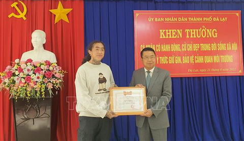 Đà Lạt khen thưởng người dân chủ động nhặt rác quanh hồ Xuân Hương - Ảnh 1. Đà Lạt khen thưởng người dân chủ động nhặt rác quanh hồ Xuân Hương - Ảnh 1.
