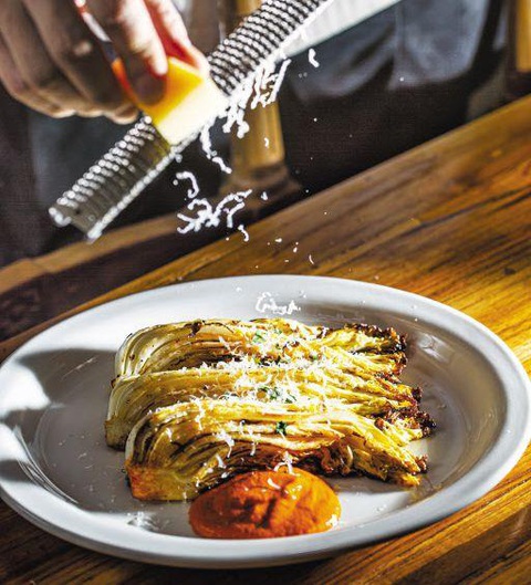 Nhẹ nhõm ngày mới với beefsteak bắp cải - món steak cho người ăn chay - Ảnh 2. Nhẹ nhõm ngày mới với beefsteak bắp cải - món steak cho người ăn chay - Ảnh 2.