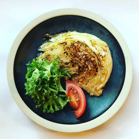 Nhẹ nhõm ngày mới với beefsteak bắp cải - món steak cho người ăn chay - Ảnh 3. Nhẹ nhõm ngày mới với beefsteak bắp cải - món steak cho người ăn chay - Ảnh 3.