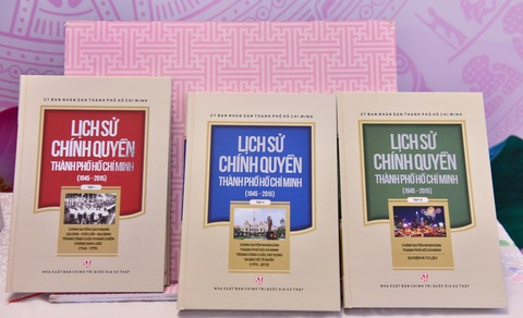 Ra mắt bộ sách Lịch sử chính quyền TP.HCM giai đoạn 1945-2015 - Ảnh 2. Ra mắt bộ sách Lịch sử chính quyền TP.HCM giai đoạn 1945-2015 - Ảnh 2.