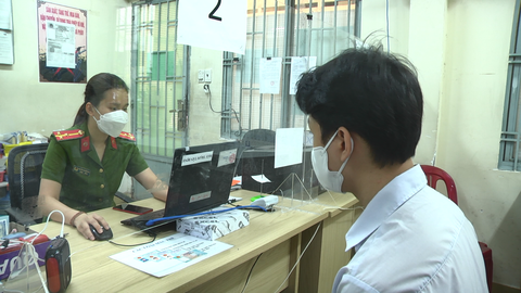Công an quận 1 điều xe chở học sinh đi làm căn cước công dân - Ảnh 3. Công an quận 1 điều xe chở học sinh đi làm căn cước công dân - Ảnh 3.