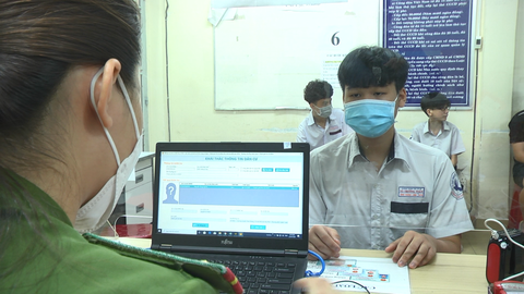 Công an quận 1 điều xe chở học sinh đi làm căn cước công dân - Ảnh 2. Công an quận 1 điều xe chở học sinh đi làm căn cước công dân - Ảnh 2.