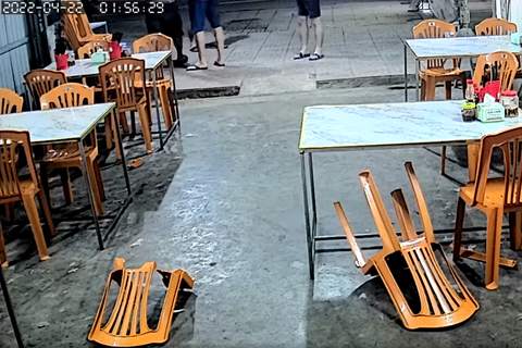 Cãi nhau chữ gia phả, nhóm đàn ông vác ghế phang nữ chủ quán - Ảnh 2. Cãi nhau chữ gia phả, nhóm đàn ông vác ghế phang nữ chủ quán - Ảnh 2.