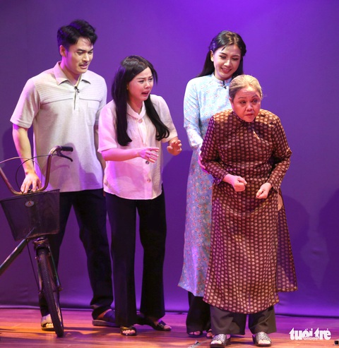Chính kịch: Bay trên cánh mỏng - Ảnh 2. Chính kịch: Bay trên cánh mỏng - Ảnh 2.