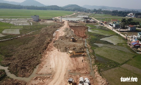 Cao tốc Bắc - Nam qua Nghệ An còn hơn 1km ‘chưa sạch’ - Ảnh 1. Cao tốc Bắc - Nam qua Nghệ An còn hơn 1km ‘chưa sạch’ - Ảnh 1.