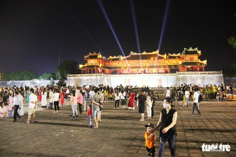 Khai trương phố đi bộ trong lòng di sản Kinh thành Huế - Ảnh 1. Khai trương phố đi bộ trong lòng di sản Kinh thành Huế - Ảnh 1.