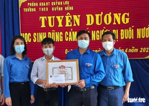 Tuyên dương nam sinh cứu em nhỏ đuối nước ở hồ sen - Ảnh 1. Tuyên dương nam sinh cứu em nhỏ đuối nước ở hồ sen - Ảnh 1.