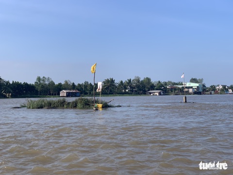 Lắp phao cảnh báo nguy hiểm, chờ dọn cồn nổi giữa sông Tiền - Ảnh 3. Lắp phao cảnh báo nguy hiểm, chờ dọn cồn nổi giữa sông Tiền - Ảnh 3.