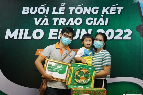 ‘Runner nhí’ hứng khởi nhận giải thưởng chạy bộ trực tuyến MILO Erun - Ảnh 3. ‘Runner nhí’ hứng khởi nhận giải thưởng chạy bộ trực tuyến MILO Erun - Ảnh 3.