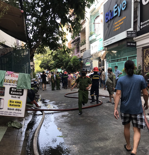 Cảnh sát giải cứu 2 người khỏi căn nhà cháy - Ảnh 2. Cảnh sát giải cứu 2 người khỏi căn nhà cháy - Ảnh 2.