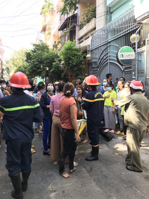 Cảnh sát giải cứu 2 người khỏi căn nhà cháy - Ảnh 3. Cảnh sát giải cứu 2 người khỏi căn nhà cháy - Ảnh 3.