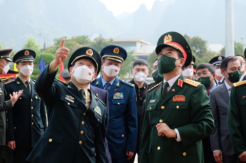 Bộ trưởng Bộ Quốc phòng Trung Quốc thăm, tặng quà học sinh vùng biên giới Việt Nam - Ảnh 4. Bộ trưởng Bộ Quốc phòng Trung Quốc thăm, tặng quà học sinh vùng biên giới Việt Nam - Ảnh 4.