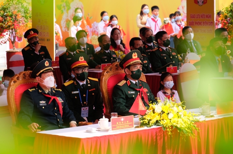 Bộ trưởng Bộ Quốc phòng Trung Quốc thăm, tặng quà học sinh vùng biên giới Việt Nam - Ảnh 3. Bộ trưởng Bộ Quốc phòng Trung Quốc thăm, tặng quà học sinh vùng biên giới Việt Nam - Ảnh 3.
