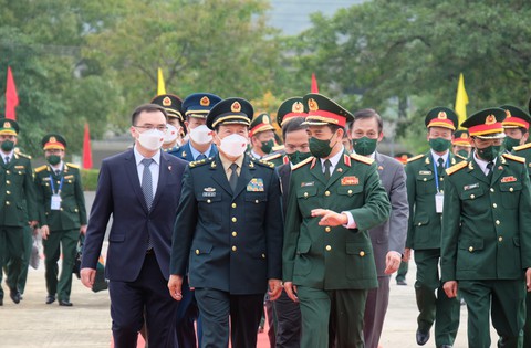 Bộ trưởng Bộ Quốc phòng Trung Quốc thăm, tặng quà học sinh vùng biên giới Việt Nam - Ảnh 1. Bộ trưởng Bộ Quốc phòng Trung Quốc thăm, tặng quà học sinh vùng biên giới Việt Nam - Ảnh 1.