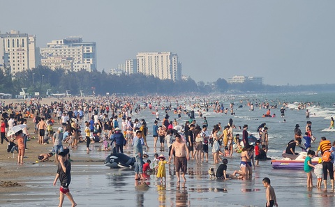 Thành phố Sầm Sơn phạt nguội hành vi chặt chém, chèn ép du khách - Ảnh 1. Thành phố Sầm Sơn phạt nguội hành vi chặt chém, chèn ép du khách - Ảnh 1.