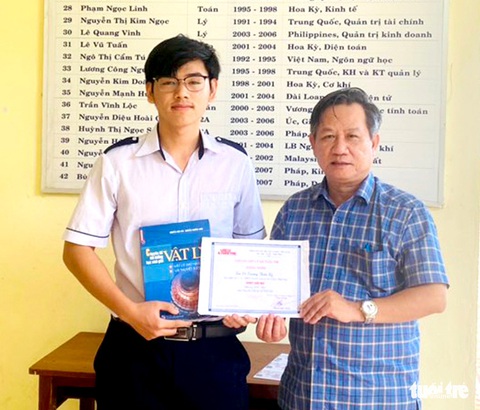 Con của người thợ cơ khí nghèo đoạt giải nhất quốc gia môn vật lý - Ảnh 1. Con của người thợ cơ khí nghèo đoạt giải nhất quốc gia môn vật lý - Ảnh 1.