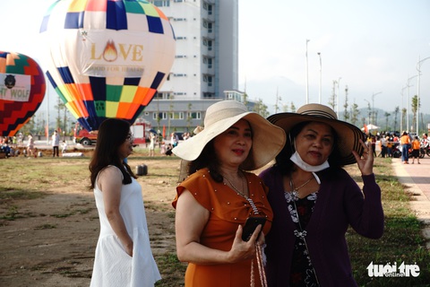 Náo nhiệt bay khinh khí cầu lần đầu tiên tại Kon Tum - Ảnh 5. Náo nhiệt bay khinh khí cầu lần đầu tiên tại Kon Tum - Ảnh 5.