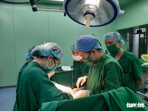 Mang khối u buồng trứng 6kg, người phụ nữ 66 tuổi nghĩ… mỡ bụng - Ảnh 1. Mang khối u buồng trứng 6kg, người phụ nữ 66 tuổi nghĩ… mỡ bụng - Ảnh 1.