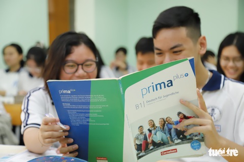 TP.HCM: Phụ huynh xin tăng chỉ tiêu vào lớp 10 tiếng Đức - Ảnh 1. TP.HCM: Phụ huynh xin tăng chỉ tiêu vào lớp 10 tiếng Đức - Ảnh 1.