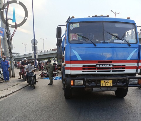 Hiệu trưởng trường mầm non chở con đi học về va chạm xe bồn, bị cán tử vong - Ảnh 1. Hiệu trưởng trường mầm non chở con đi học về va chạm xe bồn, bị cán tử vong - Ảnh 1.