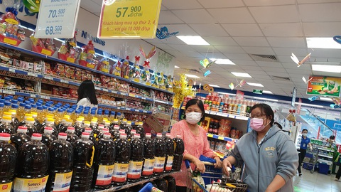 Dịp lễ 30-4: Hàng điện máy, thực phẩm, gia dụng... ngập tràn khuyến mãi chờ khách - Ảnh 2. Dịp lễ 30-4: Hàng điện máy, thực phẩm, gia dụng... ngập tràn khuyến mãi chờ khách - Ảnh 2.