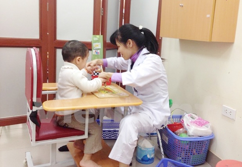 Nhầm lẫn giữa trẻ tự kỷ và trẻ chậm nói - Ảnh 1. Nhầm lẫn giữa trẻ tự kỷ và trẻ chậm nói - Ảnh 1.
