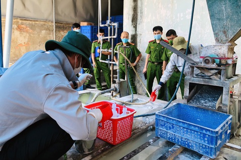 Phát hiện hơn 42 tấn chất thải nguy hại từ xí nghiệp của bóng đèn Điện Quang - Ảnh 1. Phát hiện hơn 42 tấn chất thải nguy hại từ xí nghiệp của bóng đèn Điện Quang - Ảnh 1.