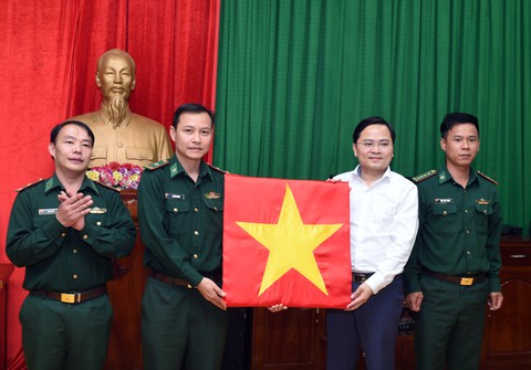 Thăm cán bộ, chiến sĩ biên phòng nơi địa đầu Tổ quốc - Ảnh 1. Thăm cán bộ, chiến sĩ biên phòng nơi địa đầu Tổ quốc - Ảnh 1.