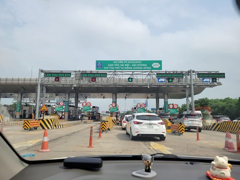 Xe thu phí không dừng phải trả tiền mặt do đứt cáp quang trên cao tốc - Ảnh 1. Xe thu phí không dừng phải trả tiền mặt do đứt cáp quang trên cao tốc - Ảnh 1.